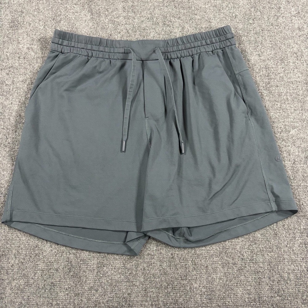 Lululemon Shorts Mens Large Gray Drawstring Active Pockets 5.5" Inseam